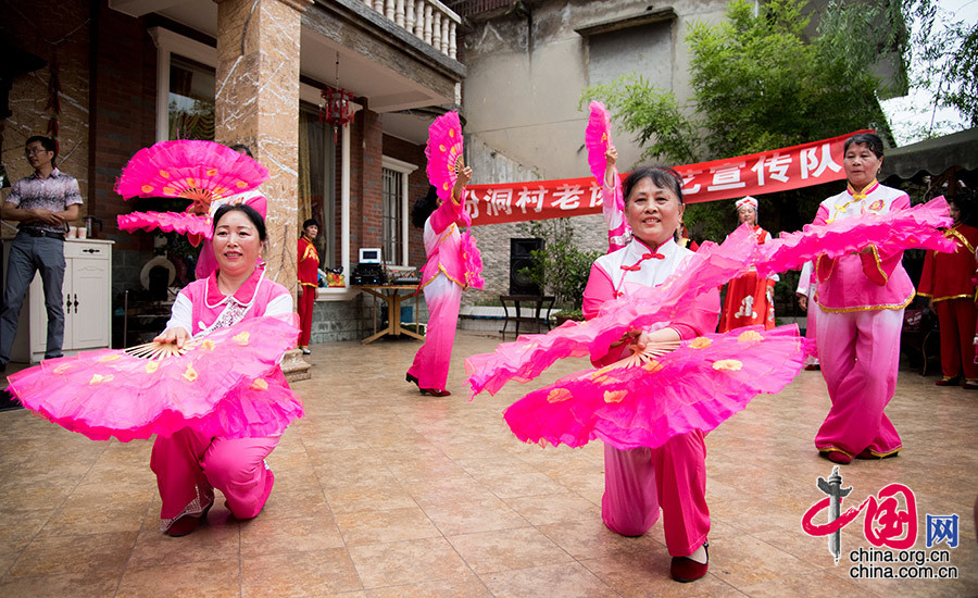 四川省宜宾市珙县巡场镇汾洞村，老年村民在跳舞