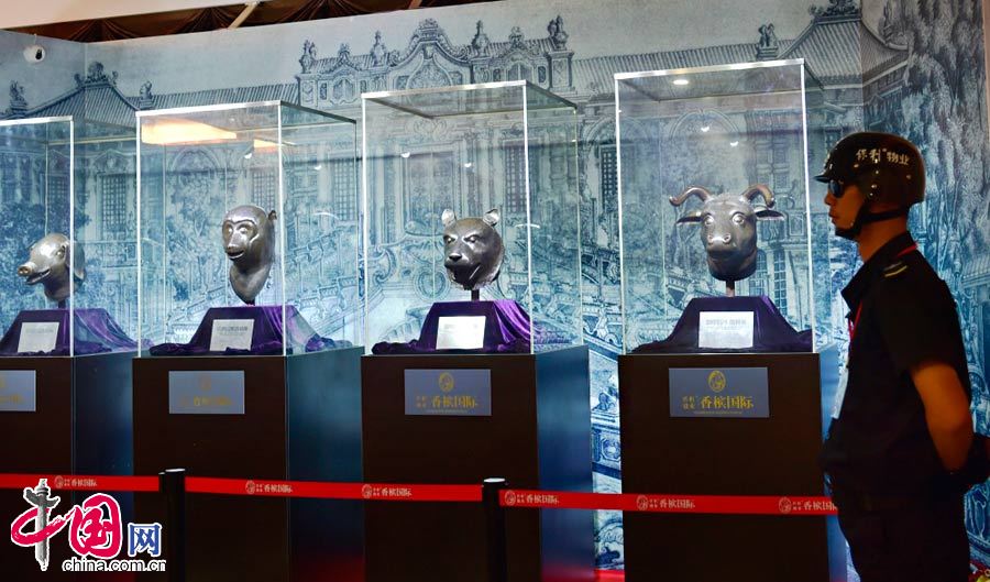 2015年6月13日，河南洛陽，觀眾在《圓明園國寶展》活動現場，參觀圓明園十二生肖獸首“虎首”、“牛首”銅像。