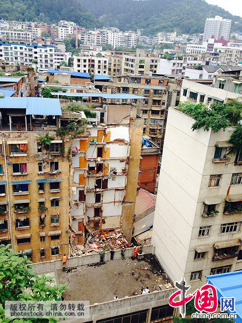 6月14日，救援人员在遵义市红花岗区居民楼垮塌事故现场搜救（手机拍摄）。中国网图片库 罗星汉摄