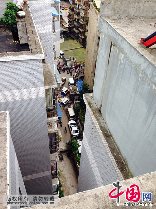 6月14日，救援人员在遵义市红花岗区居民楼垮塌事故现场搜救（手机拍摄）。中国网图片库 罗星汉摄 