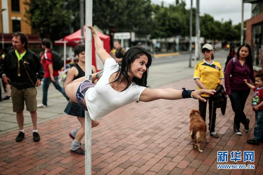 （体育）（1）波哥大“钢管舞日”表演活力四射