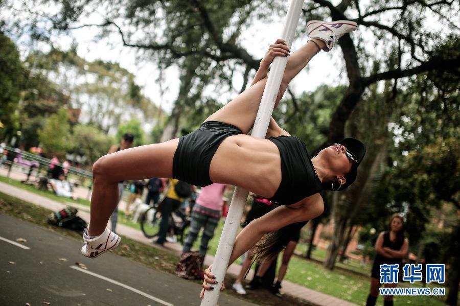 （体育）（2）波哥大“钢管舞日”表演活力四射