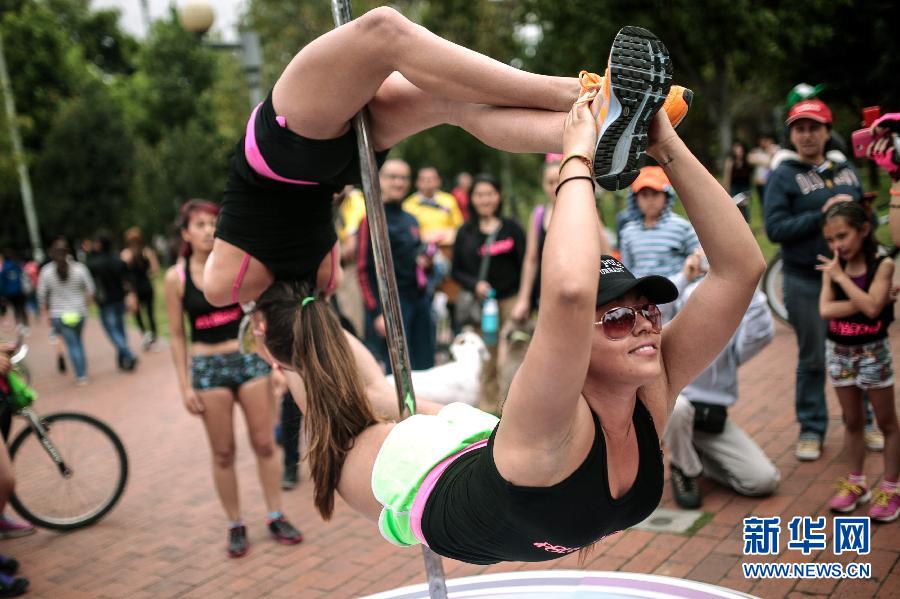 （体育）（4）波哥大“钢管舞日”表演活力四射