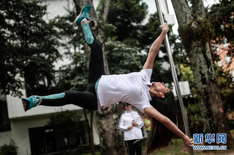 （体育）（5）波哥大“钢管舞日”表演活力四射
