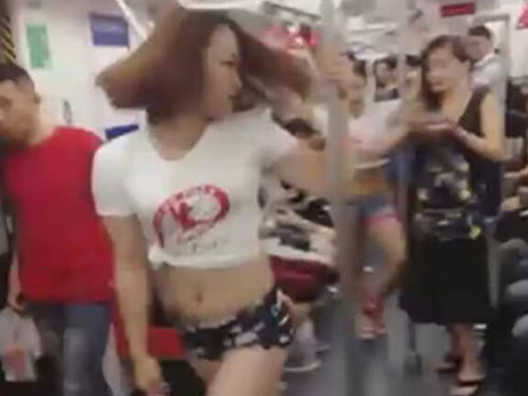 杭州地铁妙龄<em>女子</em>大秀<em>钢管舞</em> 乘客称感觉奇怪