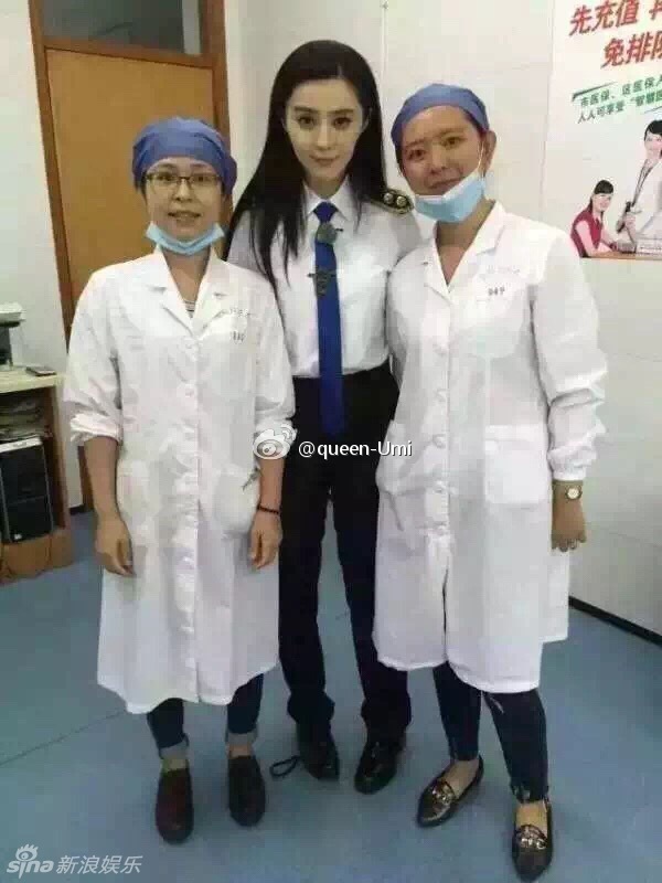 范冰冰录节目偶遇车祸 亲送受伤小孩就医(组图