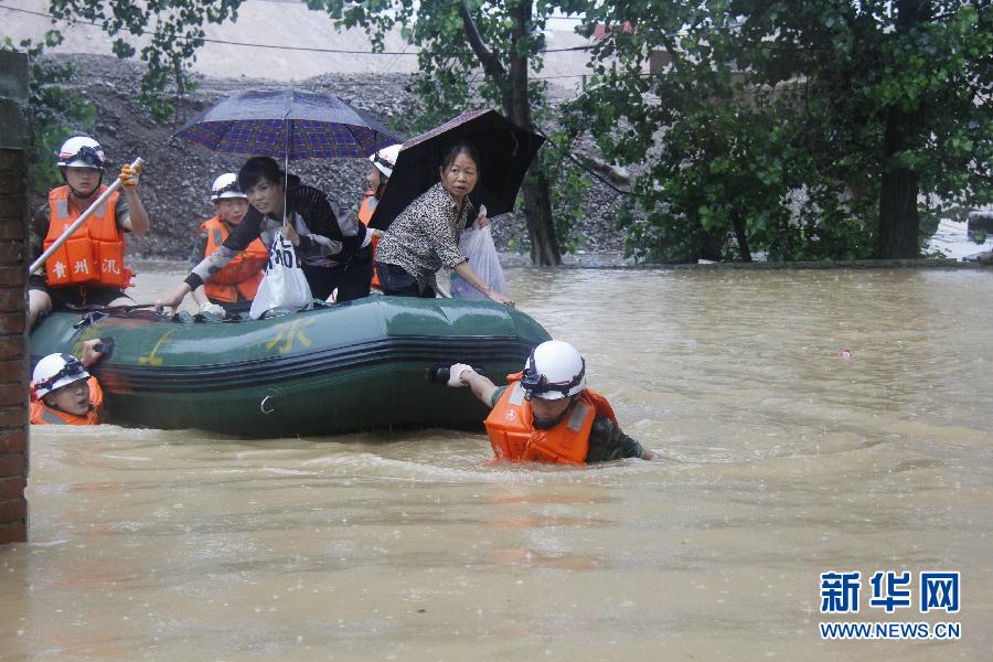 （社会）（1）贵州凯里暴雨引发山洪 消防官兵营救疏散400余人