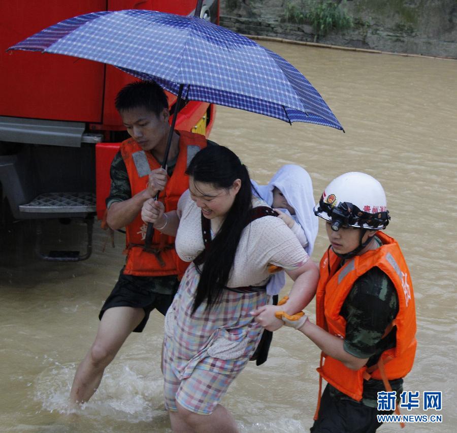 （社會）（2）貴州凱里暴雨引發山洪 消防官兵營救疏散400余人