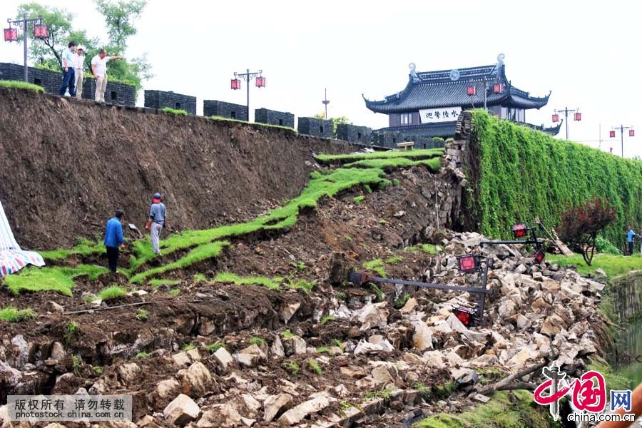 6月17日晚21时30分左右，江苏苏州盘门城门东侧一段上世纪80年代重修的城墙发生坍塌，所幸的是并未造成人员伤亡。据了解，坍塌城墙长约80米，坍塌宽度最宽处约4米，坍塌原因与近日的连续暴雨有关。