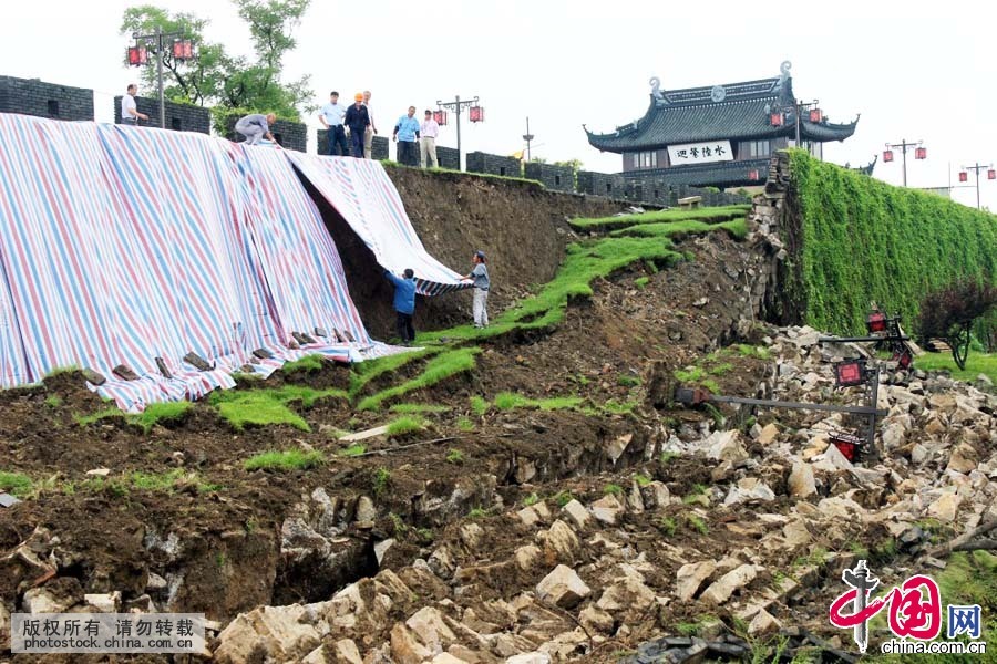 6月17日晚21時30分左右，江蘇蘇州盤門城門東側一段上世紀80年代重修的城墻發生坍塌，所幸的是並未造成人員傷亡。據了解，坍塌城墻長約80米，坍塌寬度最寬處約4米，坍塌原因與近日的連續暴雨有關。