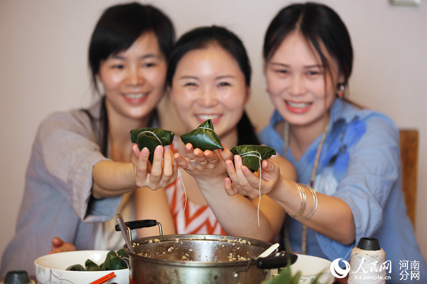 6月17日，河南鄭州，三位90後美女用傳統方法手工製作粽子。“小時候一家人圍在一起包粽子，現在總能想起兒時的習俗，我們應多了解和學習傳統文化。”23歲的吳杺瑤告訴記者。霍亞平 攝