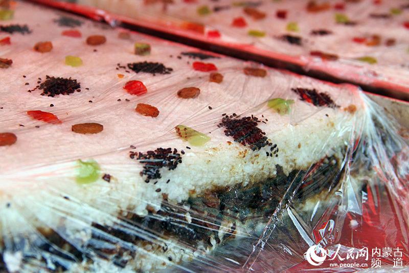 6月17日，內蒙古呼和浩特市舊城北門的“一把手”粽子店內，色香味俱全的涼糕也是大家端午節的最愛。王慧 攝