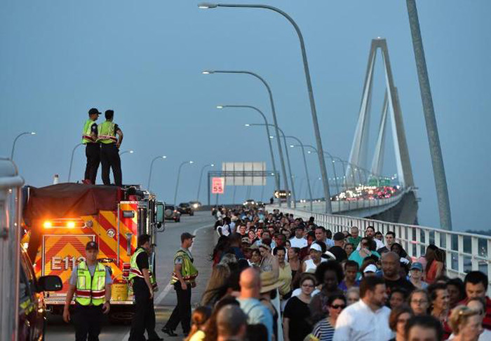 美国：数千民众覆盖大桥声援教堂枪击案