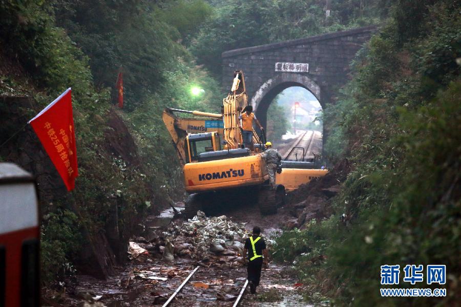 #（晚報）（2）益湛鐵路婁底段遭遇山體坍塌 多趟旅客列車晚點