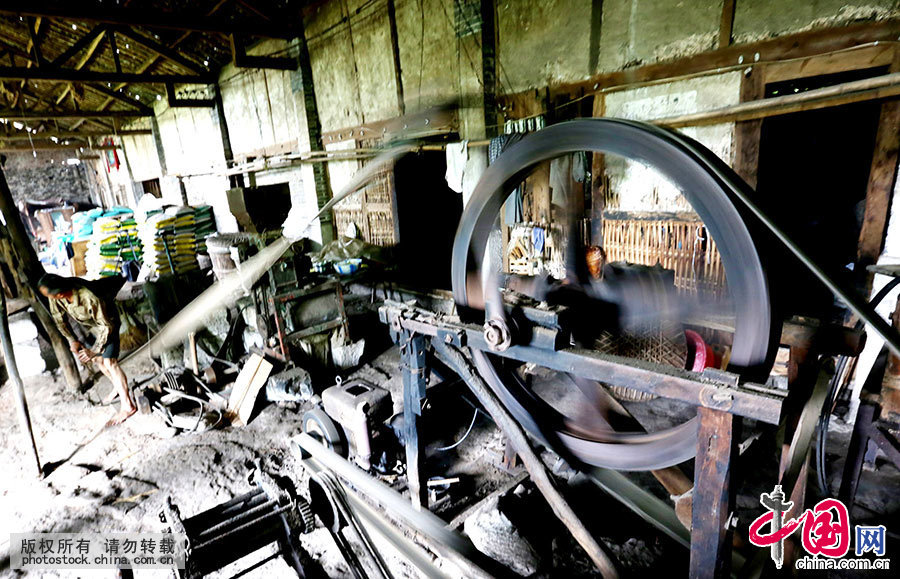  2015年6月18日,在四川省岳池县嘉陵乡福兴寺村80多岁的“老油匠”杨辉刚的榨油房拍摄的简陋破旧的设备。