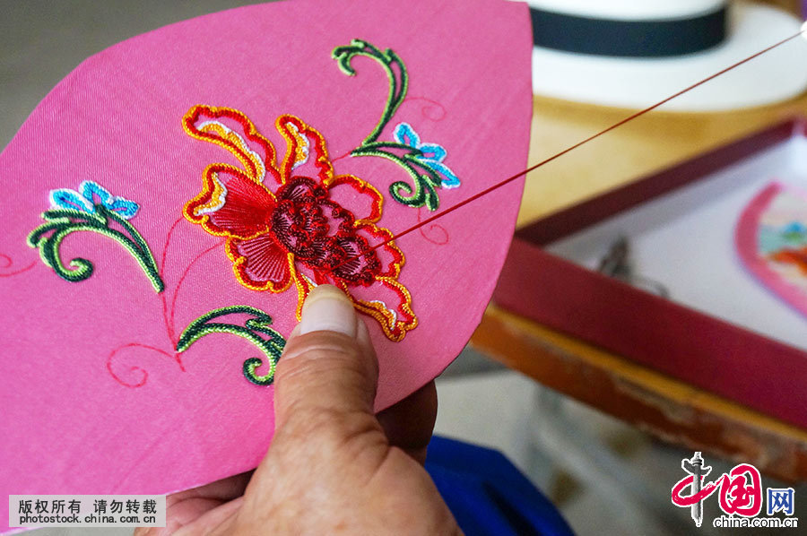 6月21日，在广西靖西县新靖镇旧州街，绣球传承人黄肖琴在绣球瓣。中国网图片库 韦万忠 摄