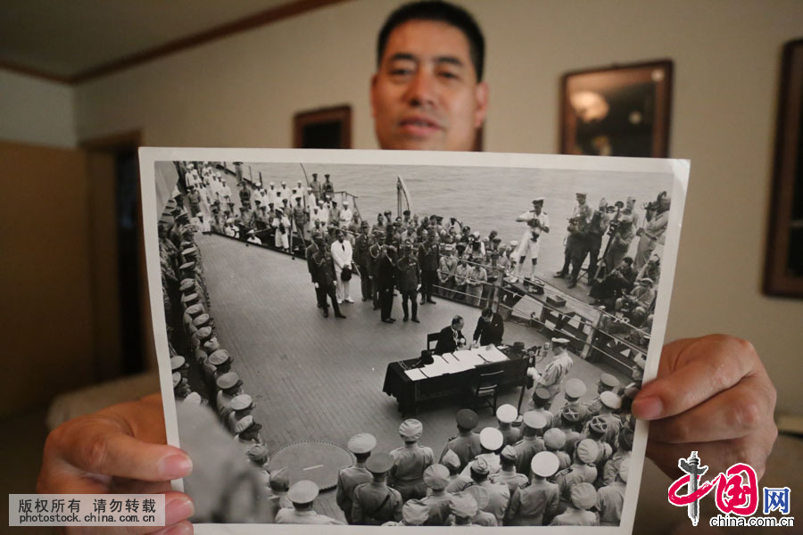 2015年6月17日，河南收藏家杨翔飞展示新收藏一组疑似1945年二战结束日本正式投降仪式现场原版照片。中国网图片库 楚韵摄