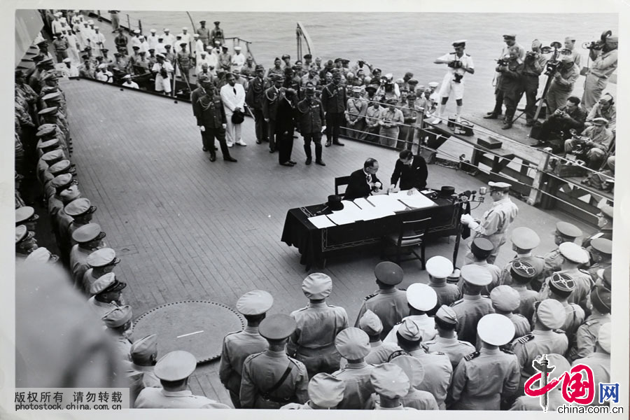 藏友收藏的疑似1945年二戰結束日本正式投降儀式現場原版照片。中國網圖片庫 楚韻攝