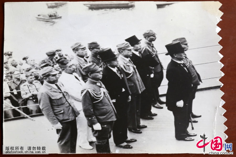 藏友收藏的疑似1945年二戰結束日本正式投降儀式現場原版照片。中國網圖片庫 楚韻攝