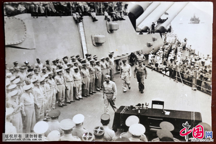 藏友收藏的疑似1945年二战结束日本正式投降仪式现场原版照片。中国网图片库 楚韵摄