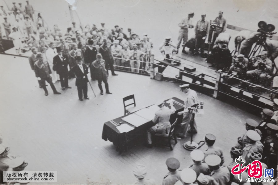 藏友收藏的疑似1945年二战结束日本正式投降仪式现场原版照片。中国网图片库 楚韵摄