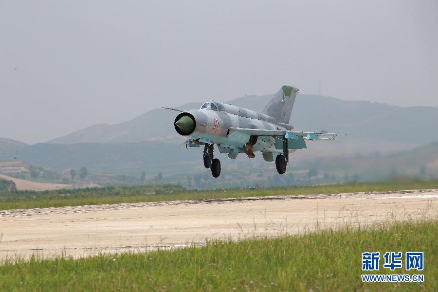 （國際）（3）金正恩觀看朝鮮首批超音速戰鬥機女飛行員飛行訓練