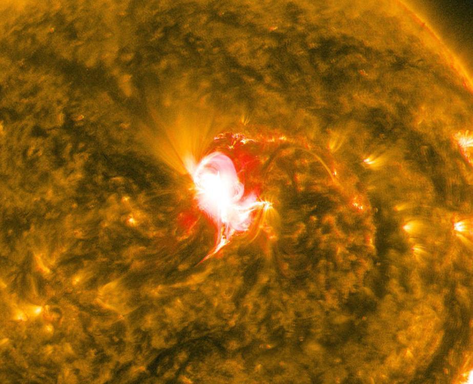 不平靜的太陽：NASA捕捉太陽中級耀斑爆發瞬間(圖)