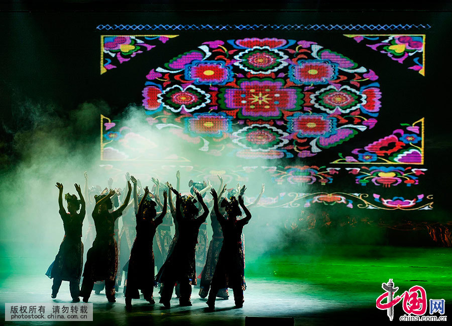 由羌族作家叶星光创作的大型羌族仪式歌舞《瓦尔俄足》已被搬上舞台，由此更扩大了瓦尔俄足在世界的影响。中国网图片库 刘国兴 摄