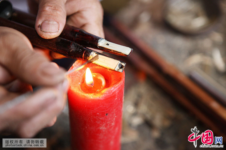 卢俊军在笙管焊装打磨处理好的簧片。中国网图片库 胡卫国 摄