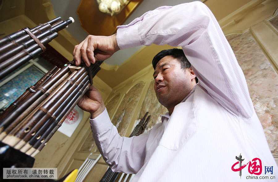 6月18日，安徽省蒙城县，卢家笙制作工艺省级代表性传承人卢俊军给安装好笙管的加装外箍。中国网图片库 胡卫国 摄