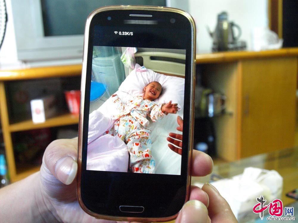 圖為徐建華手機裏存放著小雅婷在上海進行基因移植前的照片。 中國網圖片庫