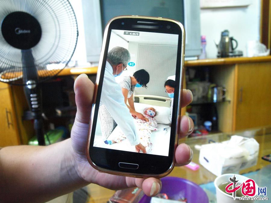 圖為徐建華手機裏存放著小雅婷在上海進行基因移植前的照片。中國網圖片庫
