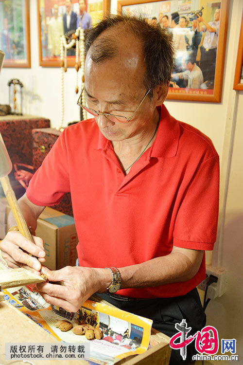 广州榄雕省级传承人曾昭鸿在工作室创作榄雕作品。中国网图片库 许建梅 摄