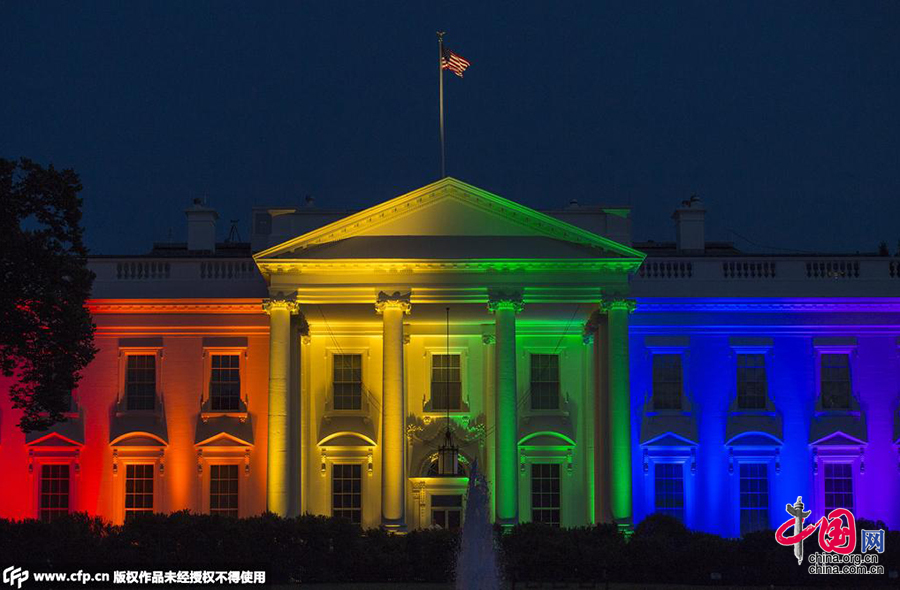 美国白宫亮彩虹灯光 庆祝同性婚姻合法[组图]