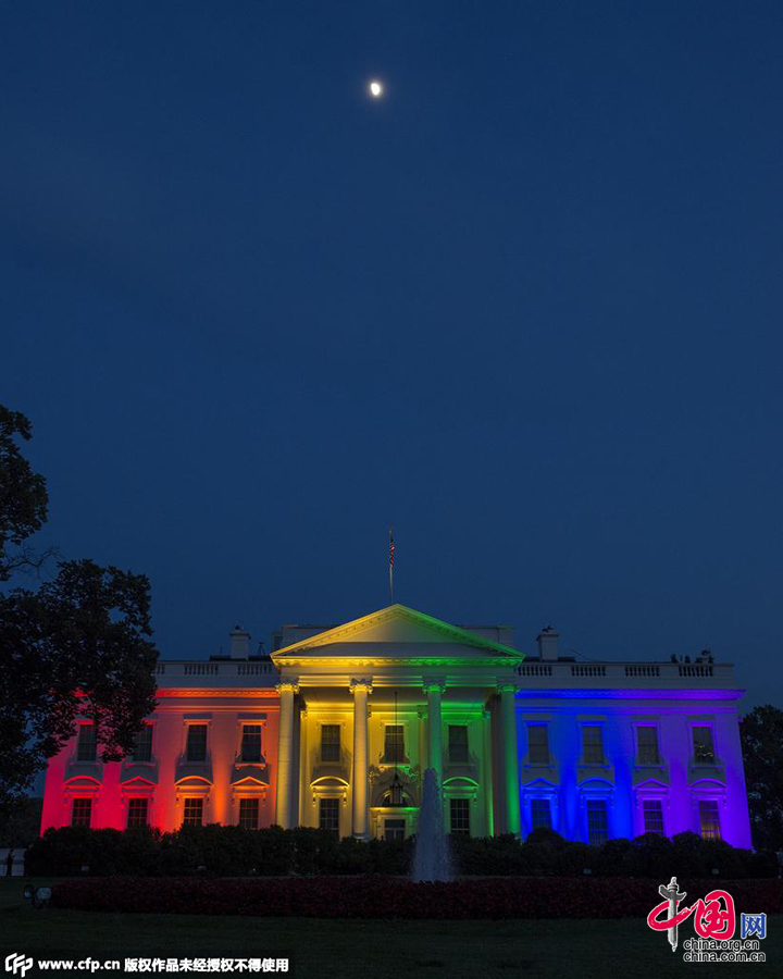 美国白宫亮彩虹灯光 庆祝同性婚姻合法[组图]_