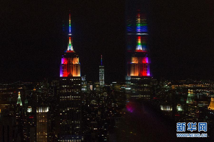 （XHDW）（2）美国帝国大厦点亮彩虹灯 庆祝同性婚姻合法