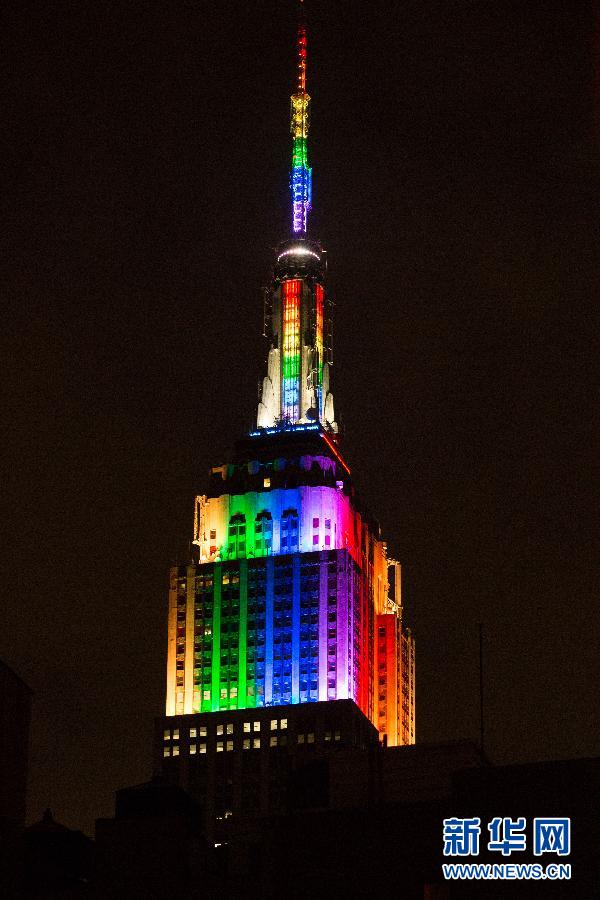 （XHDW）（3）美国帝国大厦点亮彩虹灯 庆祝同性婚姻合法