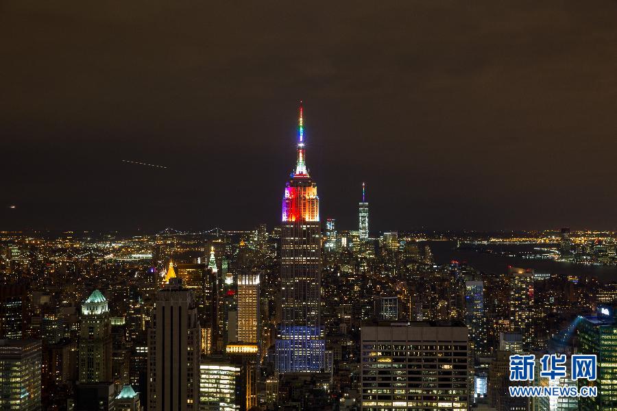 （XHDW）（4）美国帝国大厦点亮彩虹灯 庆祝同性婚姻合法