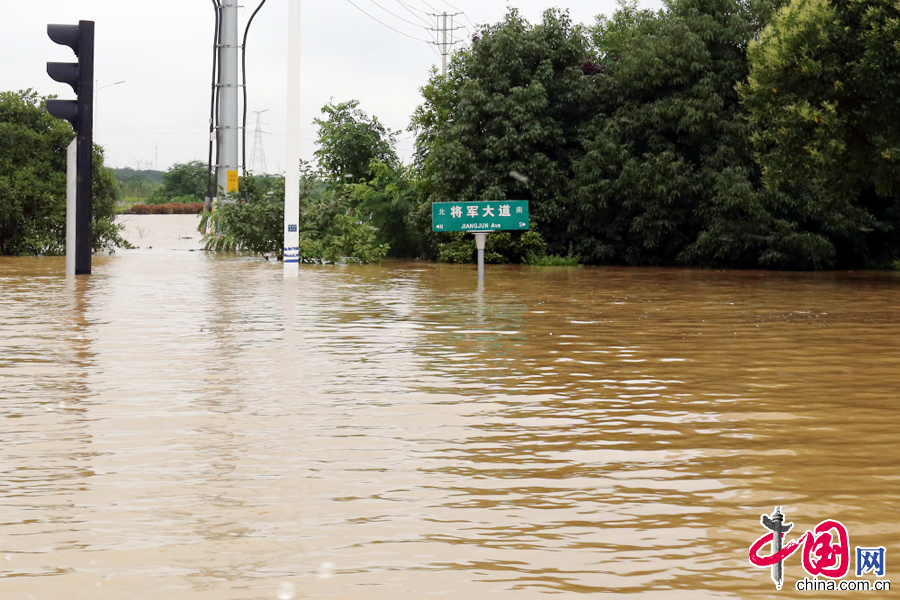 2015年6月28日，江蘇省南京市。江寧區雲臺山河附近遭遇內河漫堤，將軍大道路段被積水完全淹沒，附近廠房內大量工人被困。武警江蘇總隊官兵第一時間出動多艘衝鋒舟，將被困群眾及時轉移。