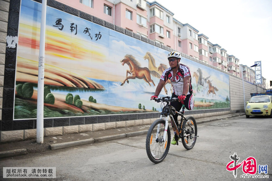  這段日子，每天清晨8點半，鐵鋼都會準時出發，騎上心愛的自行車訓練。昨天，他又在微信上曬出了自己最新的騎行距離——120公里。照片上的他一臉陽光。中國網圖片庫 王偉攝 