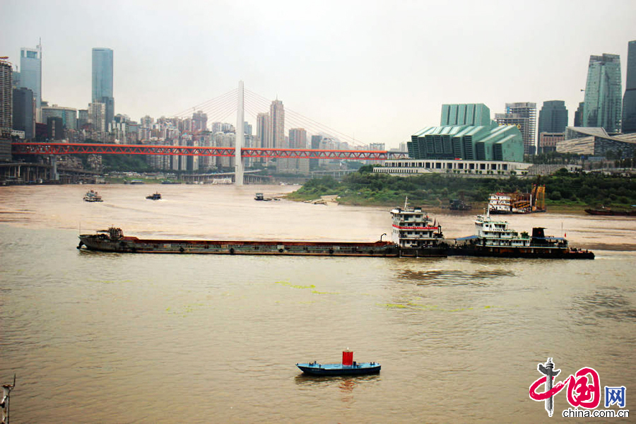 2015年6月29日，重慶朝天門港的長江、嘉陵江交匯處江水變得一清一渾，涇渭分明，好似重慶火鍋中的鴛鴦鍋，十分壯觀。