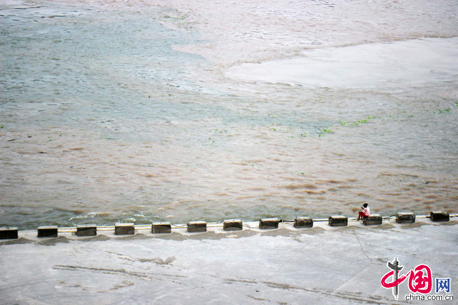 2015年6月29日，重庆朝天门港的长江、嘉陵江交汇处江水变得一清一浑，泾渭分明，好似重庆火锅中的鸳鸯锅，十分壮观。
