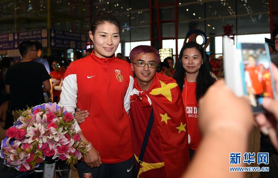 （體育）（2）足球——中國女足返京