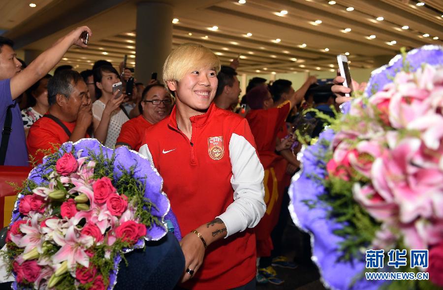 （體育）（4）足球——中國女足返京