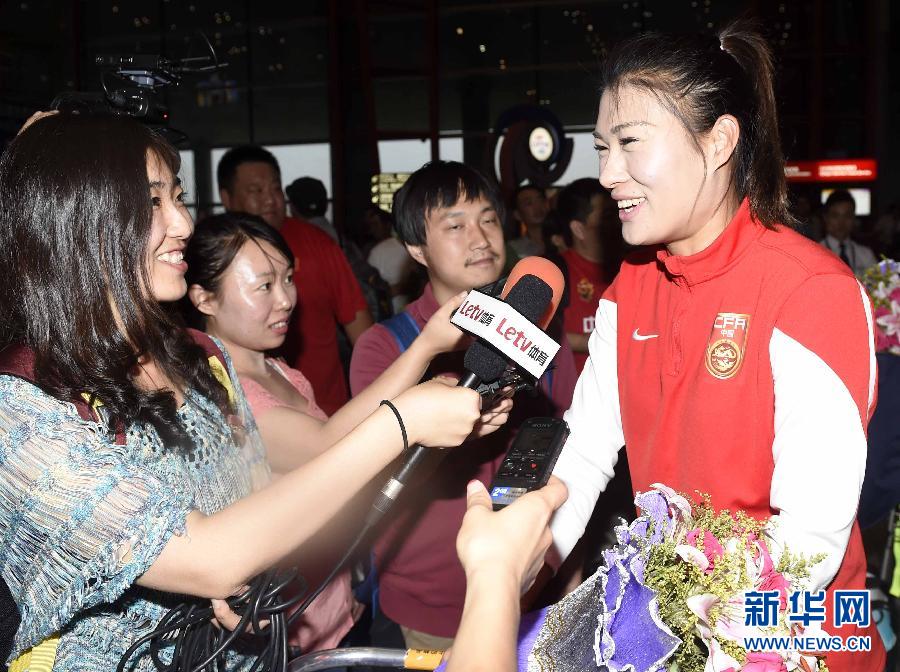（體育）（15）足球——中國女足返京