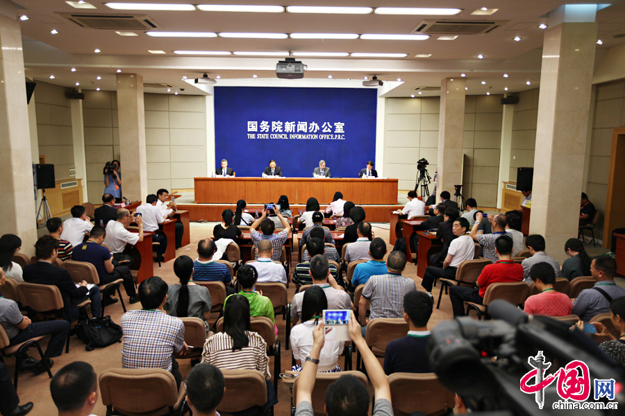 國新辦就《中國居民營養與慢性病狀況報告（2015）》舉行發佈會。 中國網 鄭亮攝影