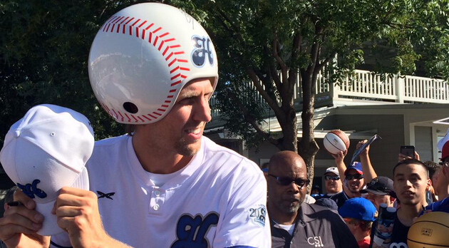 小牛球星德克-诺维茨基戴奇葩帽子供球迷拍照