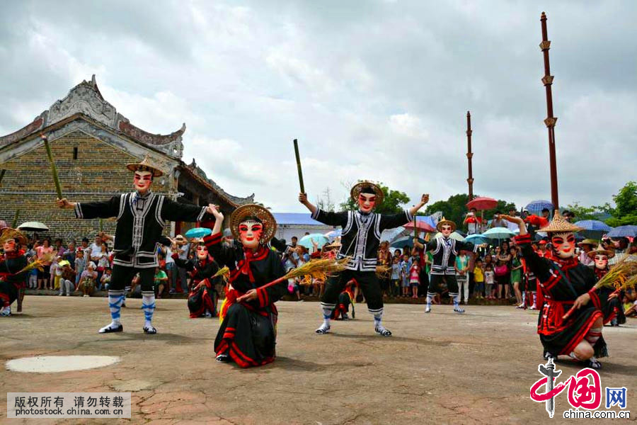 禾楼舞是古时百越乌浒族人（壮族祖先）庆祝丰收、祈求风调雨顺五谷丰登时跳的一种舞蹈。中国网图片库 许建梅摄