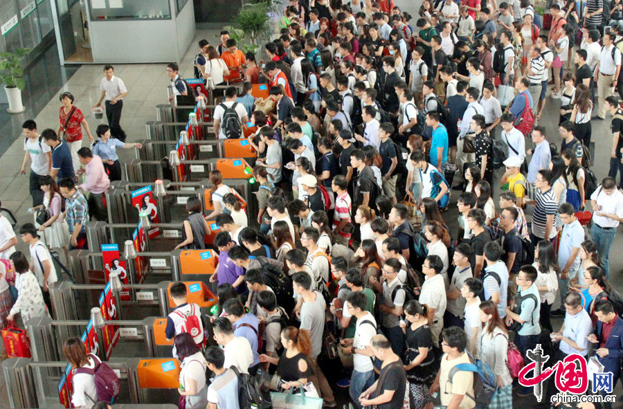 6月30日，旅客在蘇州火車站檢票進站乘車。 中國網圖片庫 王建康攝影
