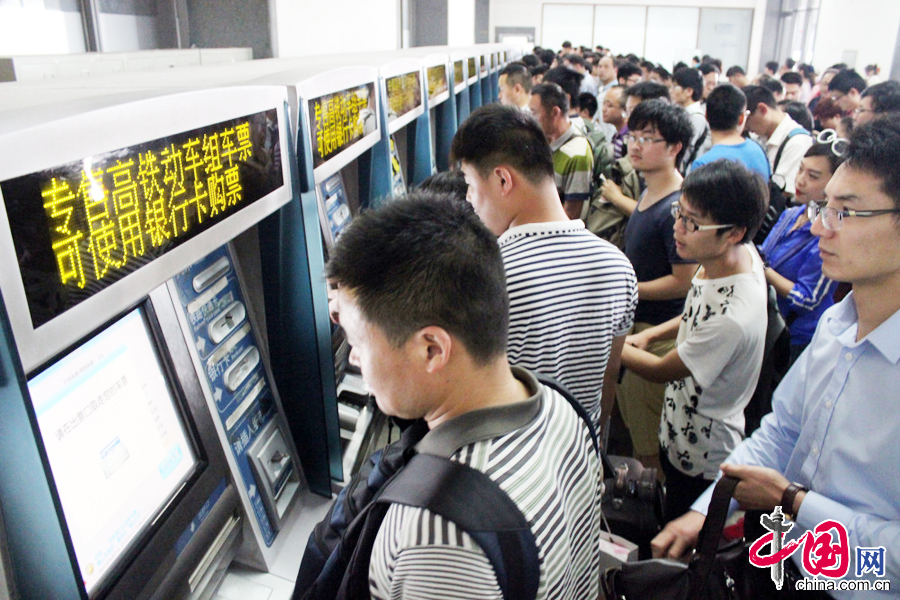 6月30日，旅客在蘇州火車站自助售票機上購買火車票。 中國網圖片庫 王建康攝影